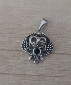 dije de acero corona con alas y piedra negra estilo gotico heraldico