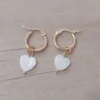 Aro de acero dorado argolla con corazón colgante