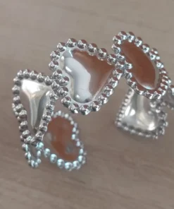 Esclava regulable de acero con corazones y bolitas alrededor