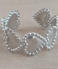 Esclava regulable de acero blanco con corazones y bolitas alrededor
