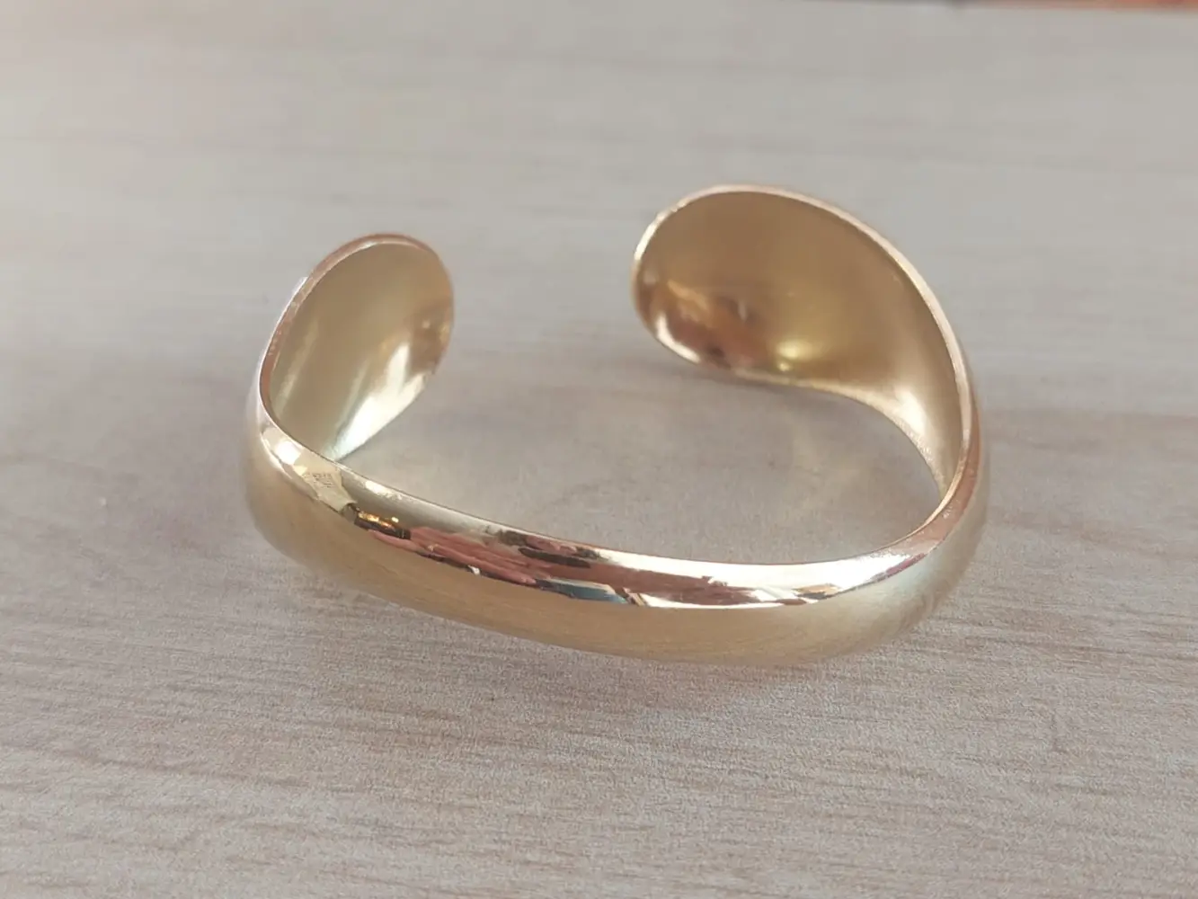 Esclava regulable de acero dorado irregular
