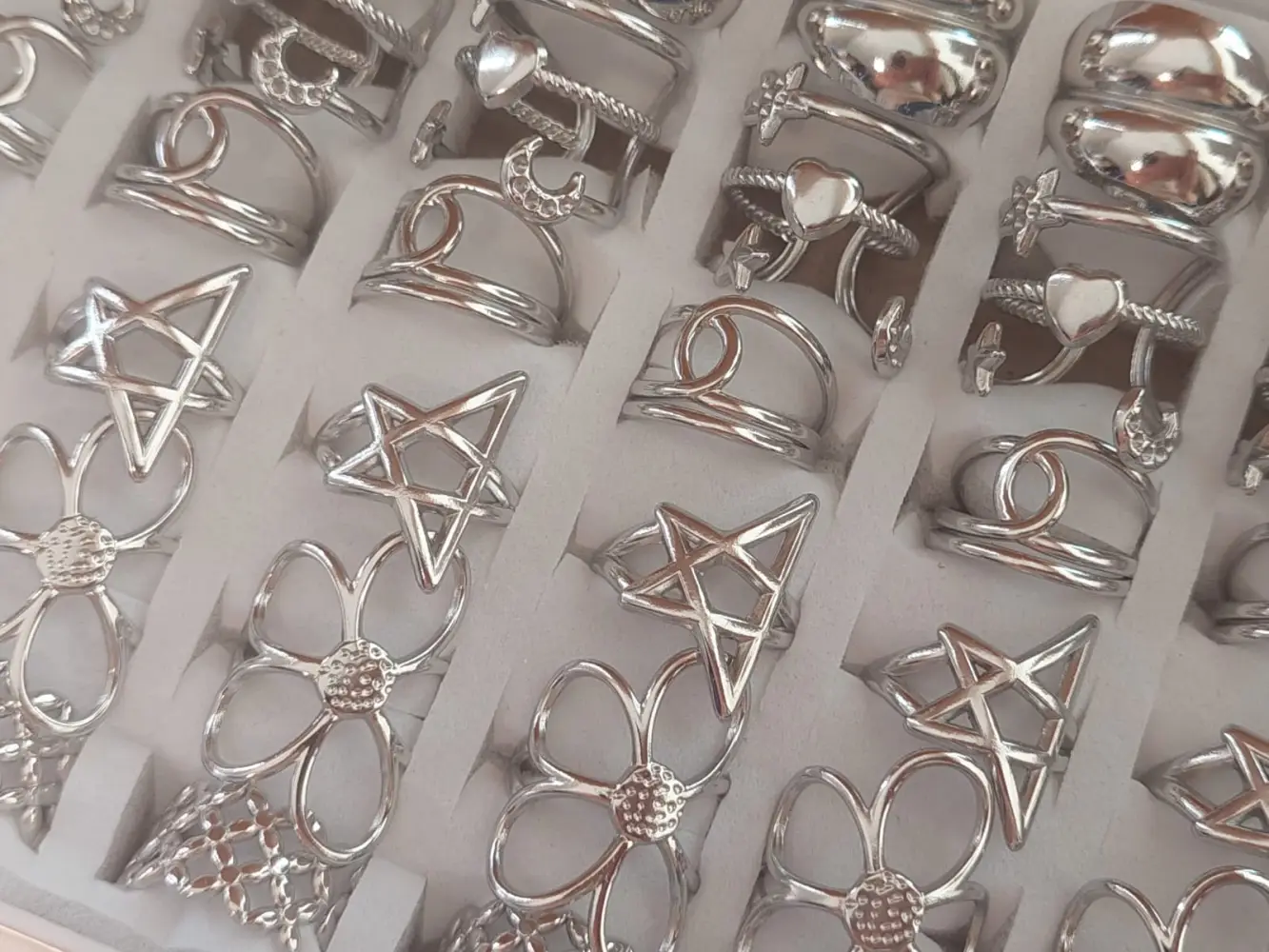 Caja de 36 anillos de acero varios modelos