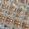 Caja de anillos de acero dorado chunky