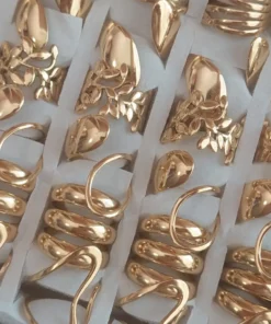 Caja de anillos de acero dorado chunky
