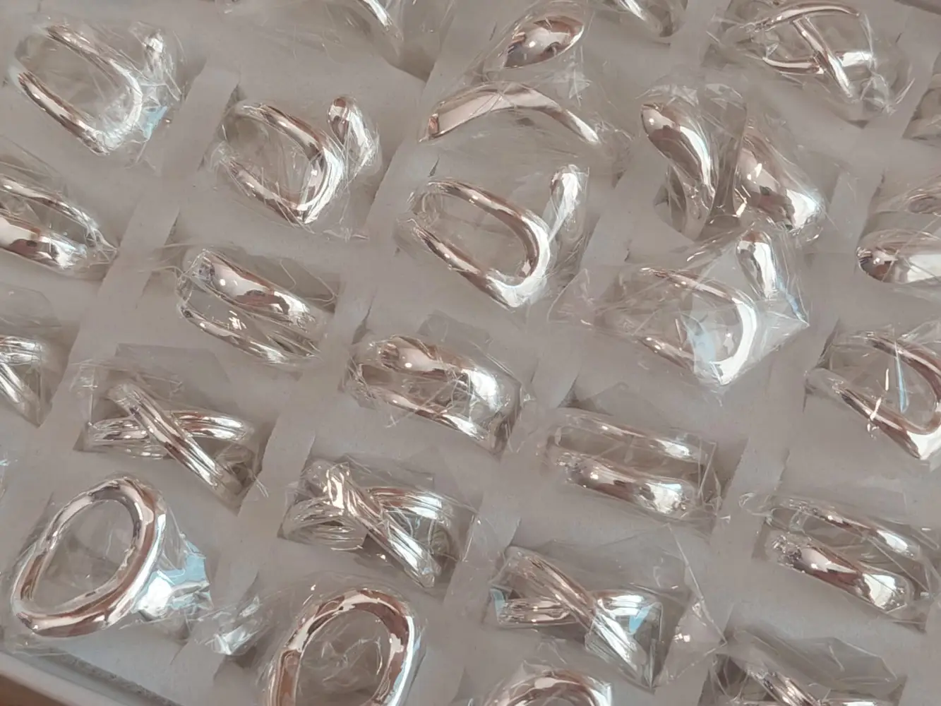 Caja de anillos de acero blanco chunky