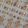 Caja de anillos de acero dorado chunky