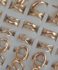 Caja de anillos de acero dorado chunky