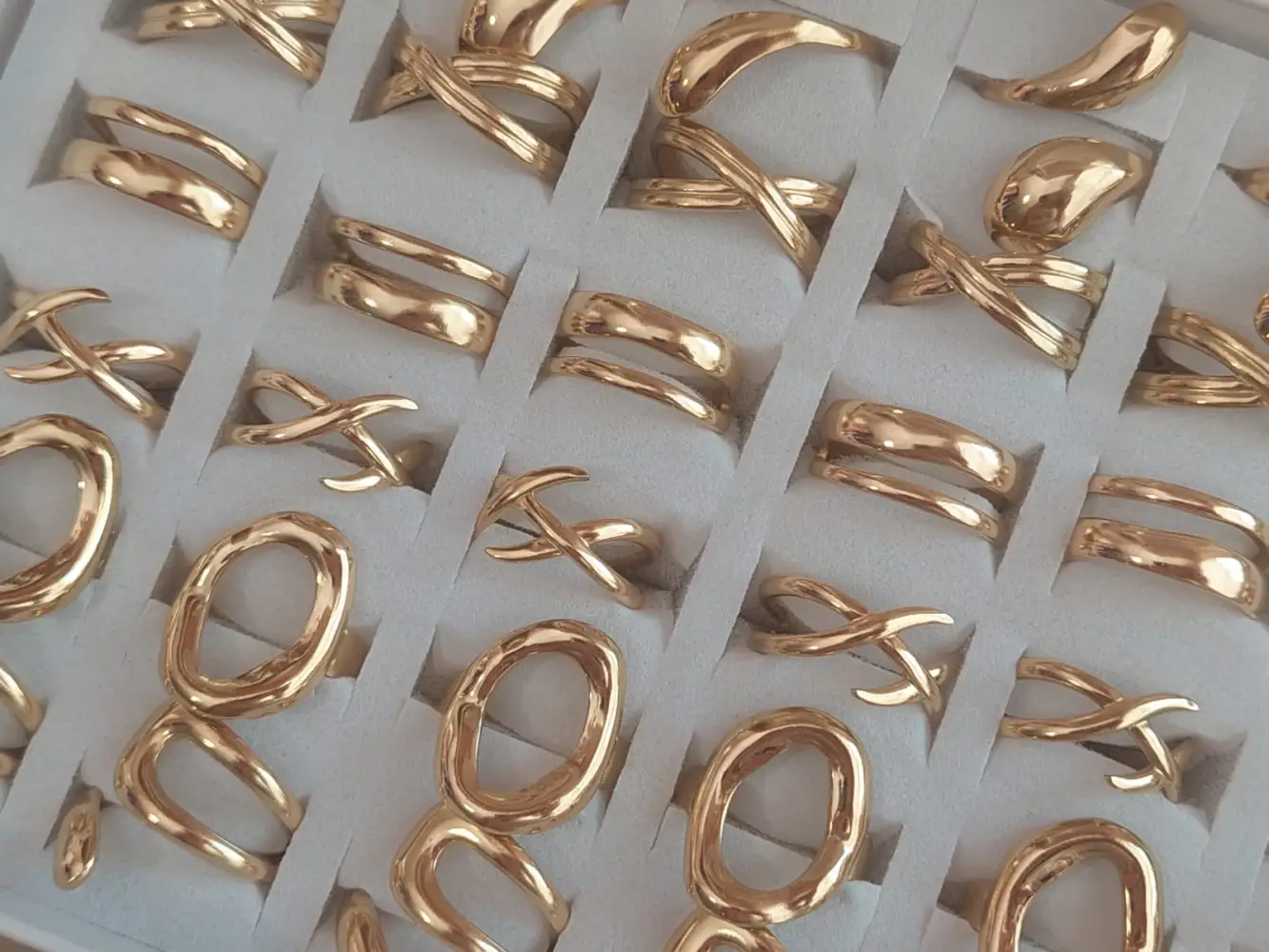 Caja de anillos de acero dorado chunky