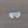 Dije de acero blanco en forma de ostra con perla en su interior