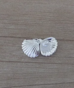 Dije de acero blanco en forma de ostra con perla en su interior