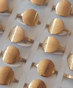 Caja de anillos de acero dorado san Benito