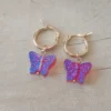 Aro de acero dorado argolla con mariposa colgante