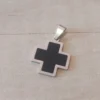 Dije de acero cruz del equilibrio esmaltada en negro