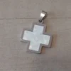 Dije de acero cruz del equilibrio
