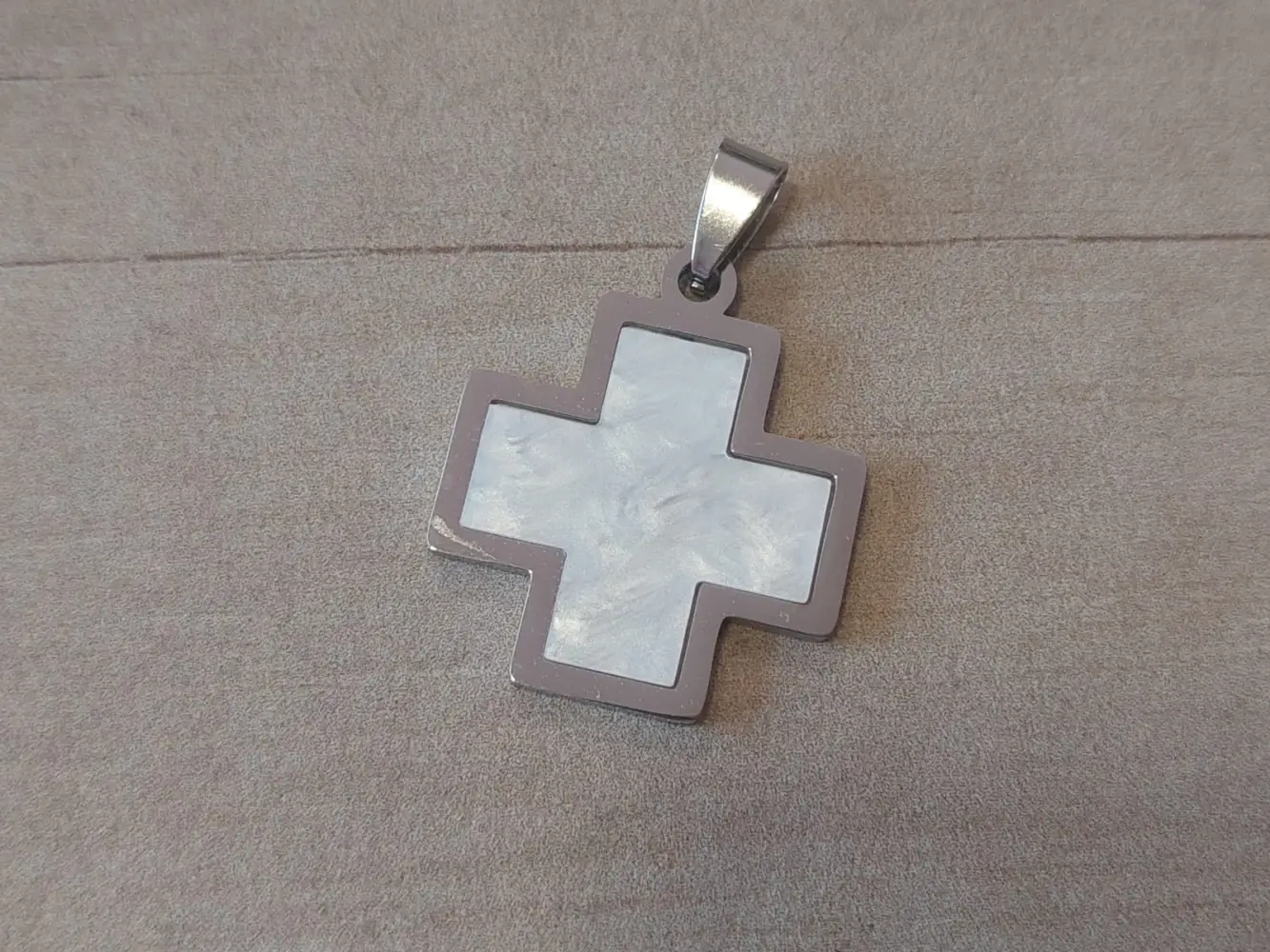Dije de acero cruz del equilibrio