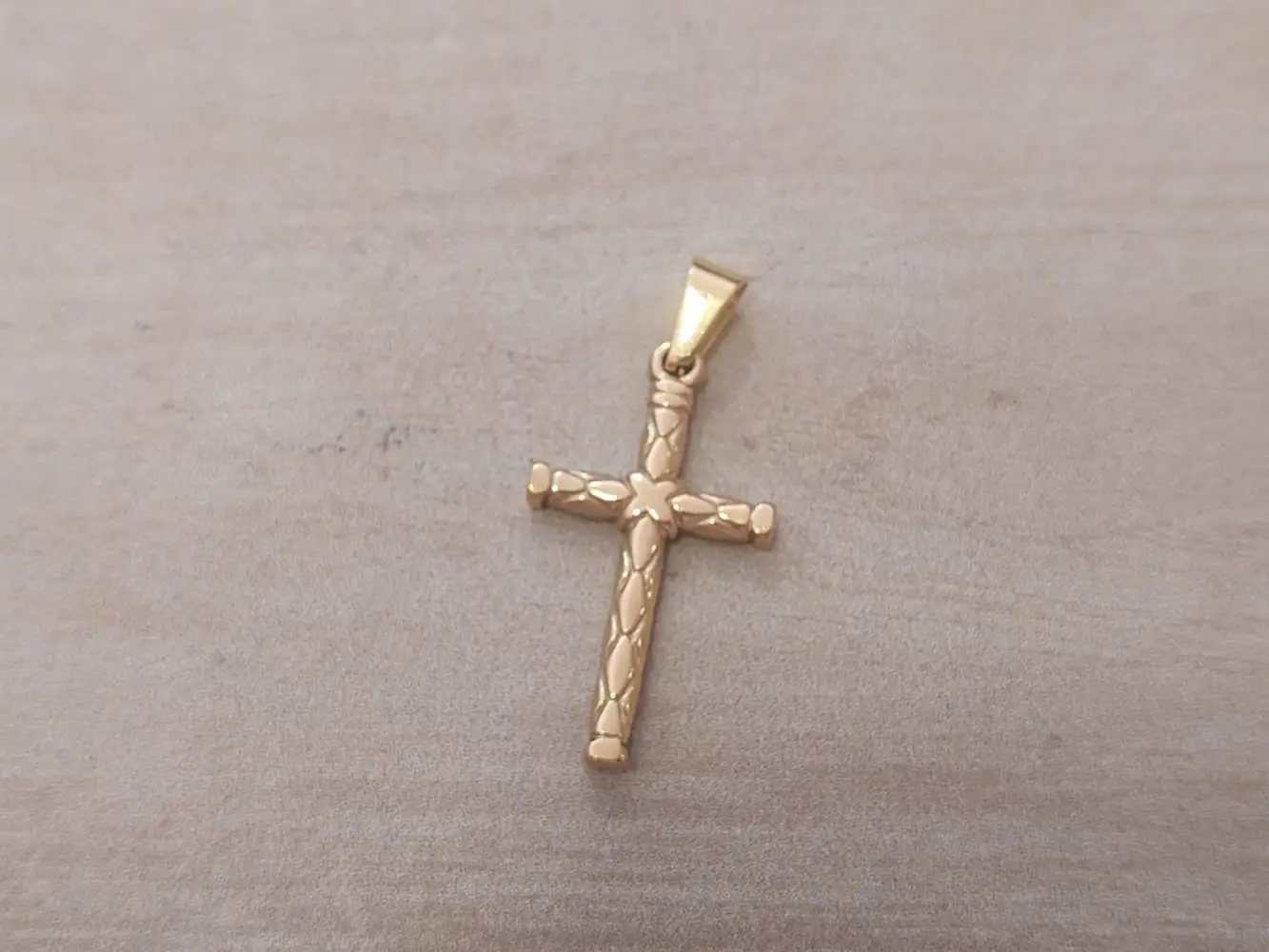 Dije cruz de acero dorado