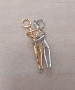 Dije de acero combinado con acero dorado abrazo