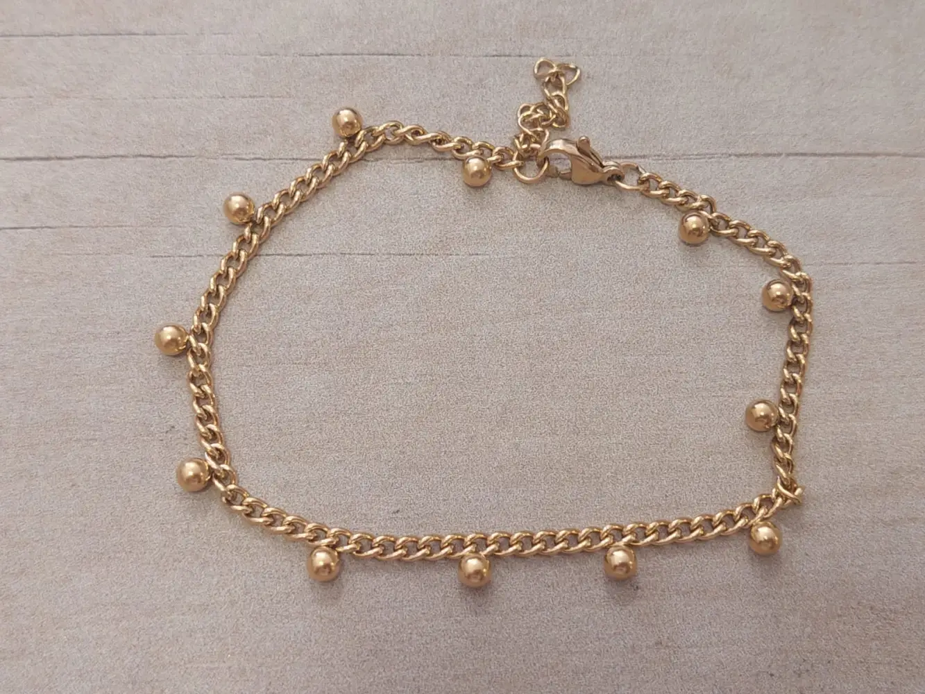 PULSERA DE ACERO DORADO GRUMET CON BOLITAS SOLDADAS. LARGO 19 + 2,5 CM.