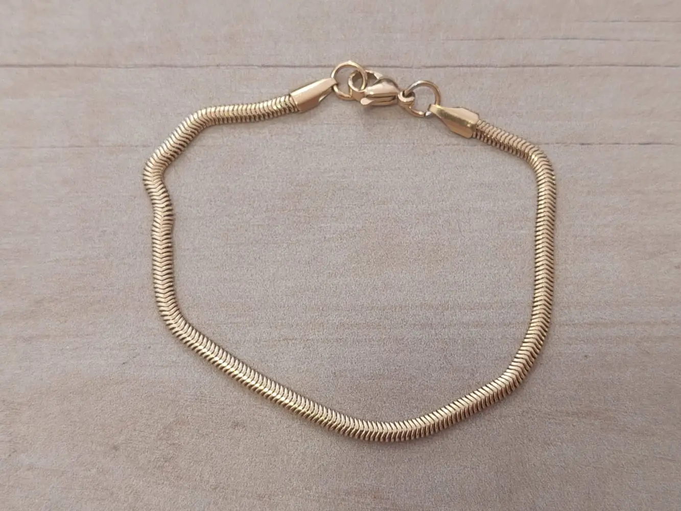 PULSERA DE ACERO DORADO VÍBORA CHATA 3.0. LARGO 19 CM