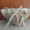 Bolso simil rafia con tira larga beige