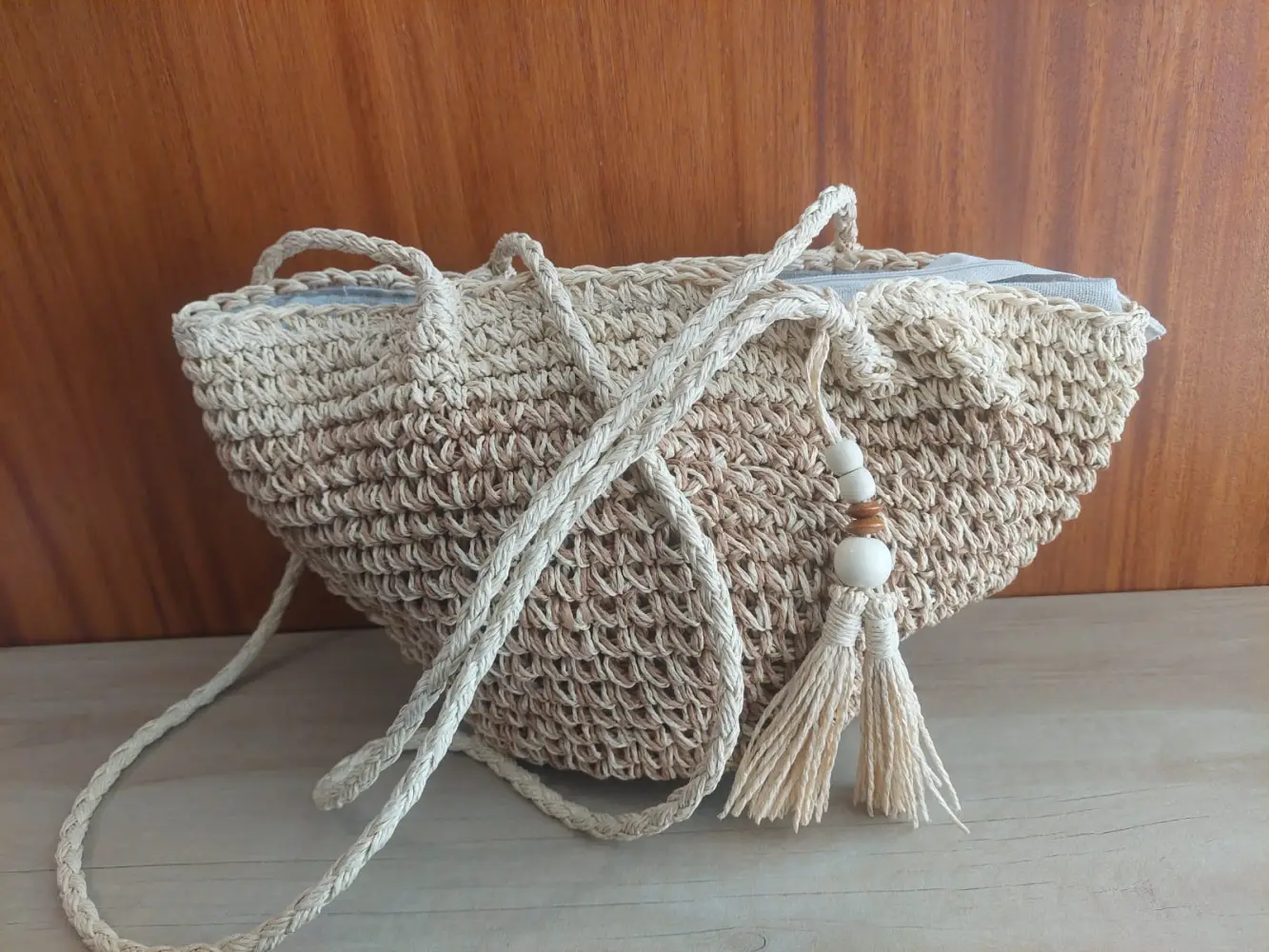 Bolso simil rafia con tira larga beige