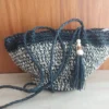 Bolso simil rafia con tira larga negro