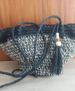 Bolso simil rafia con tira larga negro