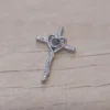 Dije de acero dorado cruz con strass blanco y corazón central