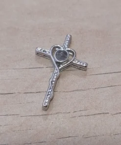 Dije de acero dorado cruz con strass blanco y corazón central