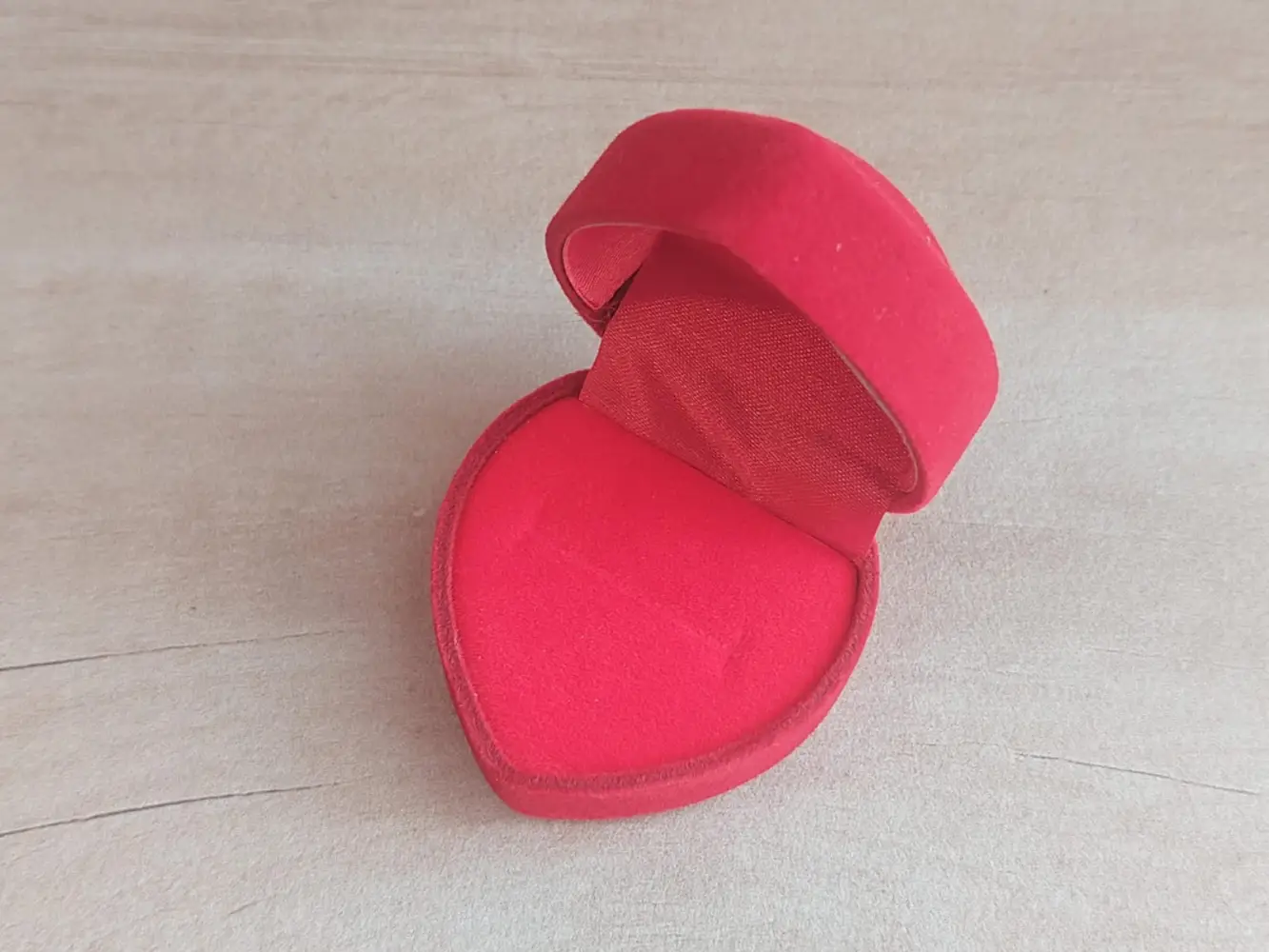 Estuche de pana corazón rojo