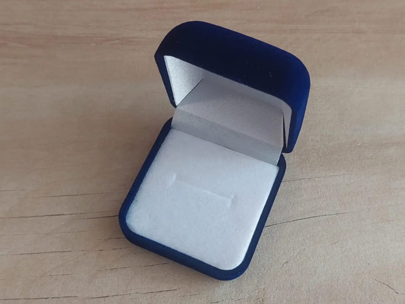 Estuche de pana para anillo cuadrado