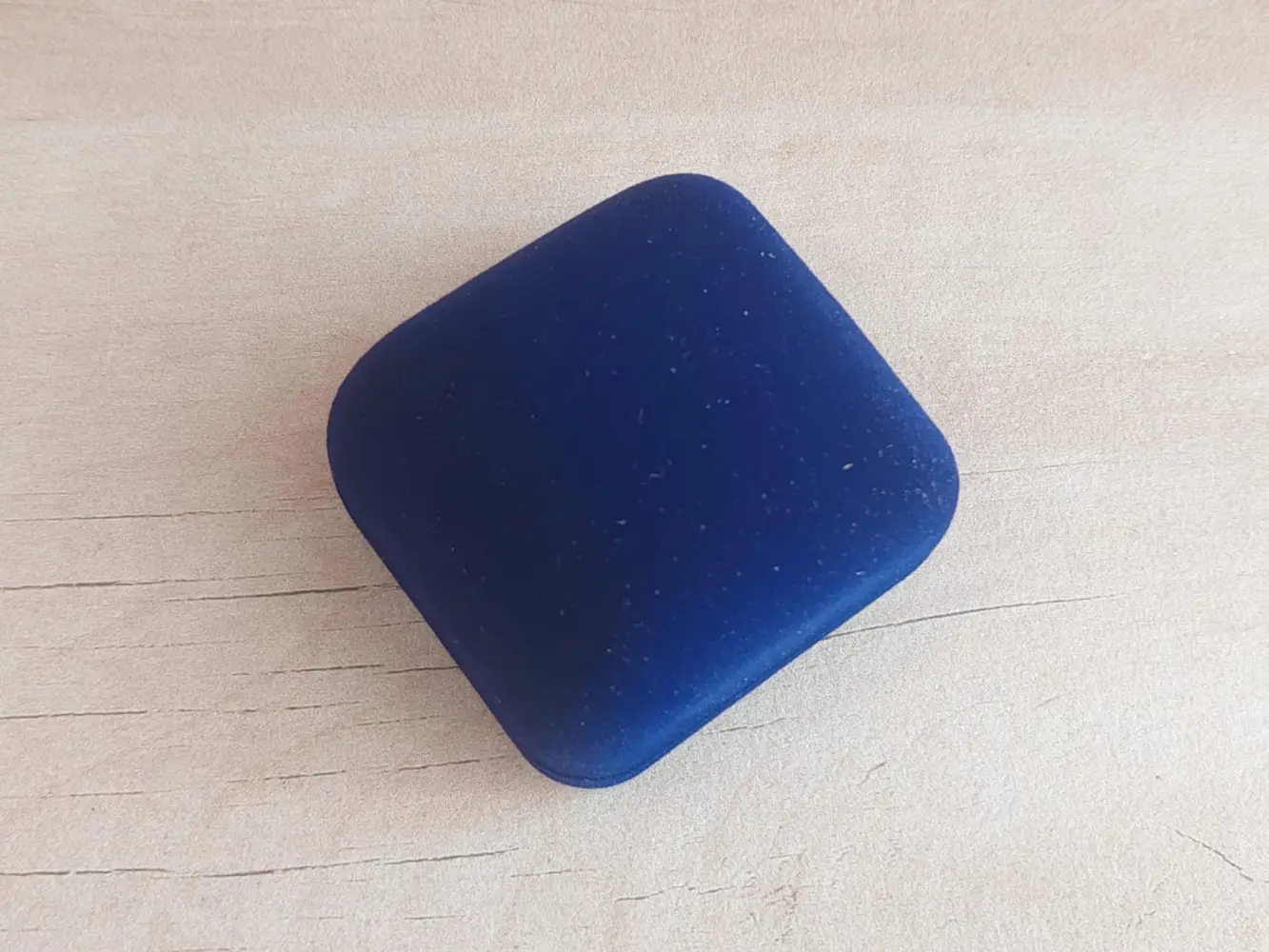 Estuche de pana cuadrado azul para anillo