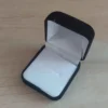 Estuche de pana cuadrado negro para anillo