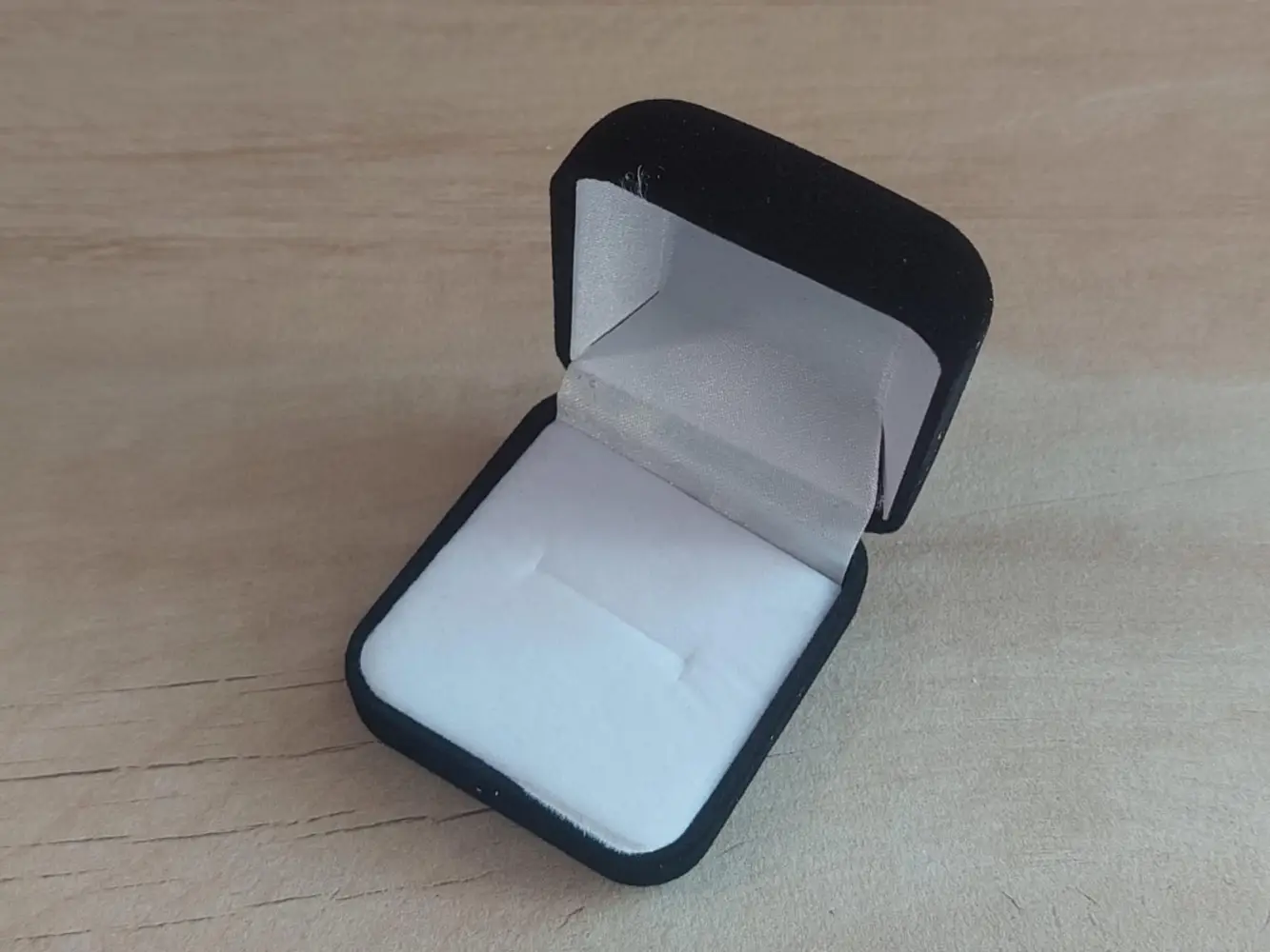 Estuche de pana cuadrado negro para anillo