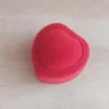 Estuche de pana en forma de corazón colo rojo para anillo