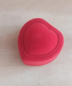 Estuche de pana en forma de corazón colo rojo para anillo