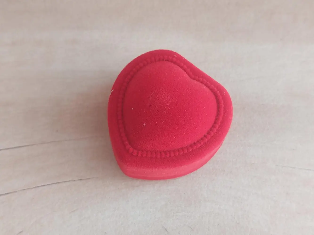 Estuche de pana en forma de corazón colo rojo para anillo