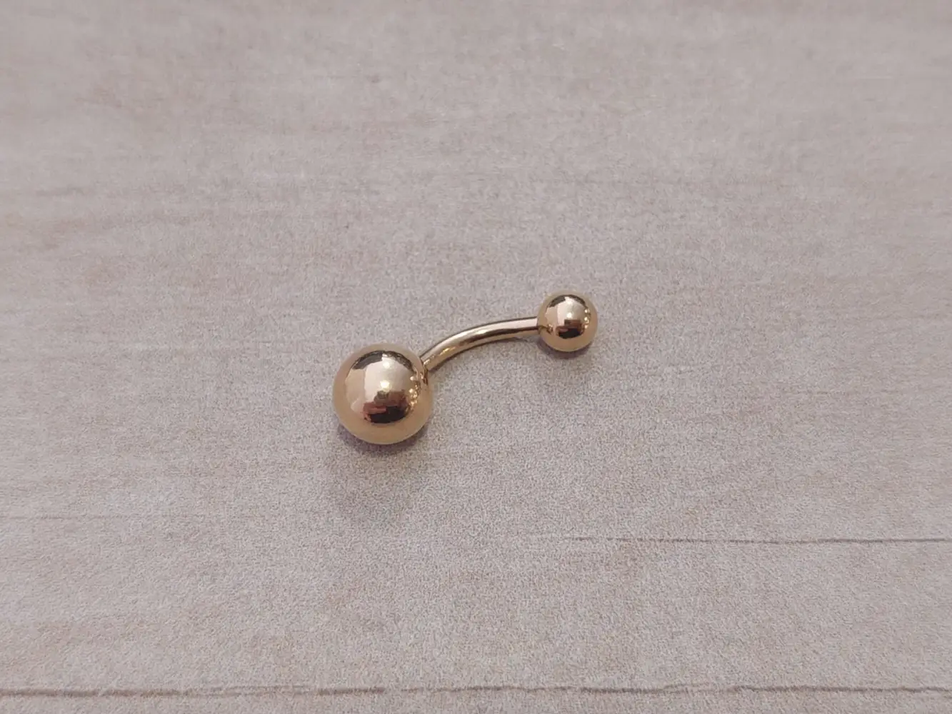 Piercing acero dorado