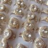 CAJA DE ANILLOS DE ACERO DORADO CON STRASS BLANCO