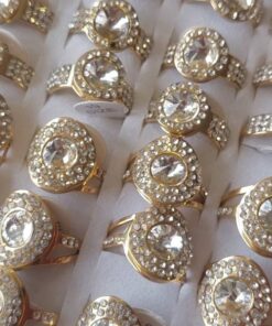 CAJA DE ANILLOS DE ACERO DORADO CON STRASS BLANCO