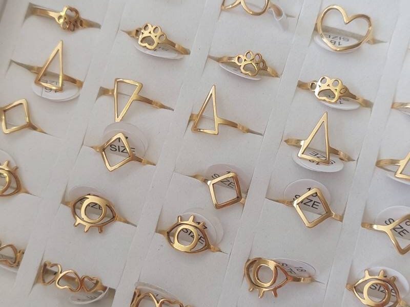 CAJA DE ANILLOS DE ACERO DORADO