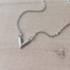 COLLAR DE ACERO CON INICIAL "V"
