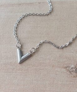 COLLAR DE ACERO CON INICIAL "V"