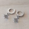 ARO DE ACERO ARGOLLA PLANA 2.5 MM CON STRASS/BISAGRA Y DIJE ESTRELLA COLGANTE. DIÁMETRO ARGOLLA 12 MM, LARGO TOTAL 28 MM