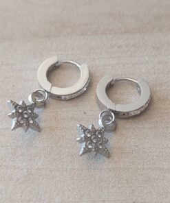 ARO DE ACERO ARGOLLA PLANA 2.5 MM CON STRASS/BISAGRA Y DIJE ESTRELLA COLGANTE. DIÁMETRO ARGOLLA 12 MM, LARGO TOTAL 28 MM