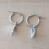 ARO DE ACERO ARGOLLA 15 MM CON DIJE DE ALA CON STRASS MULTICOLOR