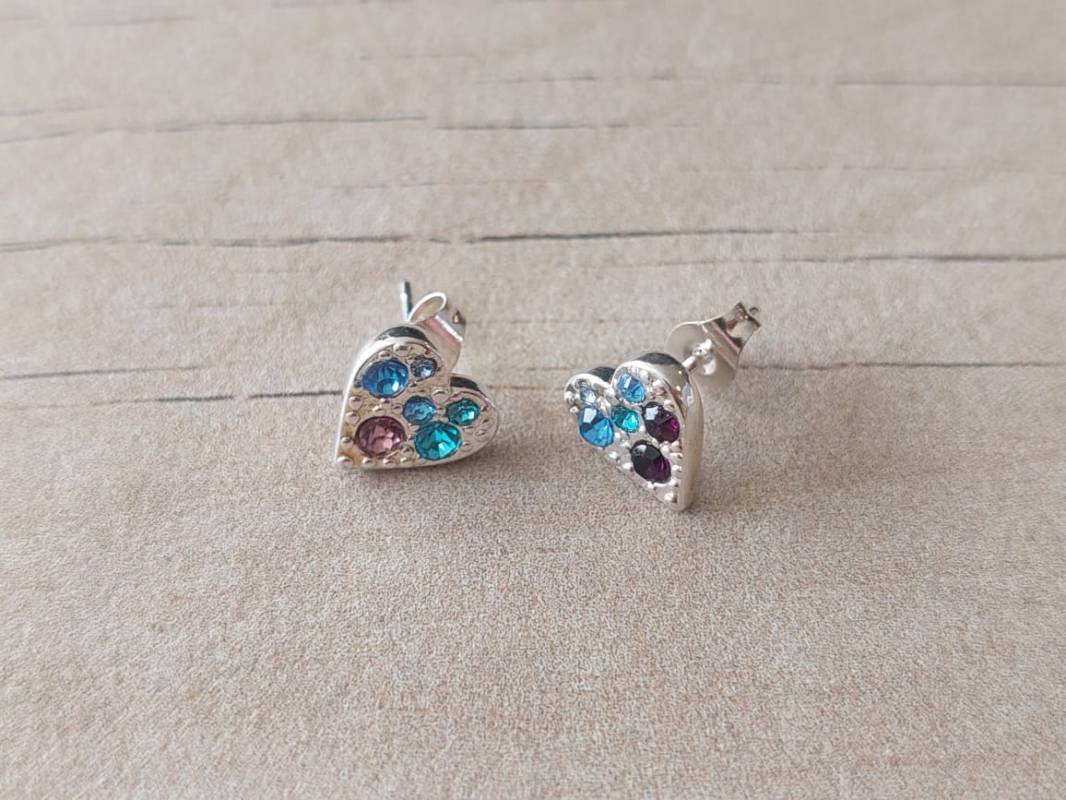 ARO DE ACERO BLANCO CORAZÓN 9 MM CON STRASS MULTICOLOR.