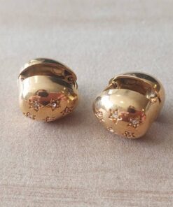 ARO DE ACERO DORADO ARGOLLA CON BISAGRA HUECA OVAL CON ESTRELLAS Y STRASS. TAMAÑO 15 X 12 MM