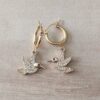 ARO DE ACERO DORADO ARGOLLA 15 MM CON DIJE COLIBRÍ CON STRASS BLANCO