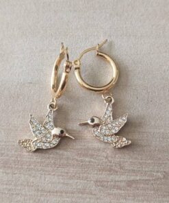 ARO DE ACERO DORADO ARGOLLA 15 MM CON DIJE COLIBRÍ CON STRASS BLANCO